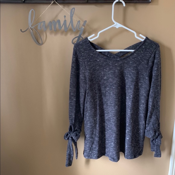 🆕Top with Ribbon Tied Sleeve with flair - Picture 3 of 7